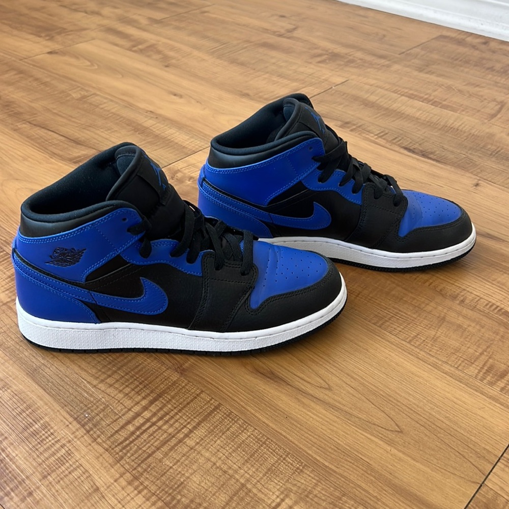2021 Air Jordan 1 hyper royal mid youth size 7 (women’s 8.5)